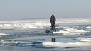 На Обском море тонкий лед не выдержал <nobr class="_">автомобиль —</nobr> машина ушла <nobr class="_">под воду</nobr>