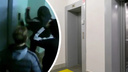 Толпа подростков «избила» кнопку лифта в подъезде. Психолог объяснила причины