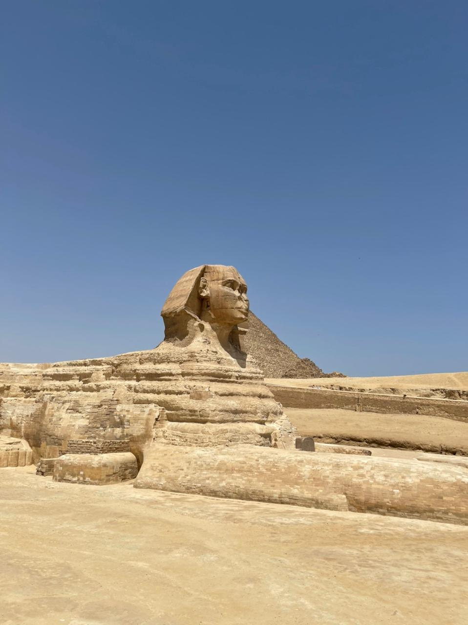 Посмотреть на египетские пирамиды и на Сфинкса — тоже обязательная программа, конечно
