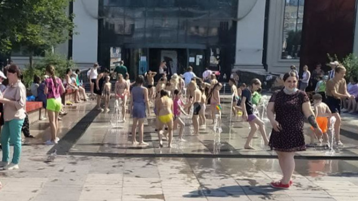 В купальниках в центре города. Показываем, как екатеринбуржцы переживают самый жаркий день лета