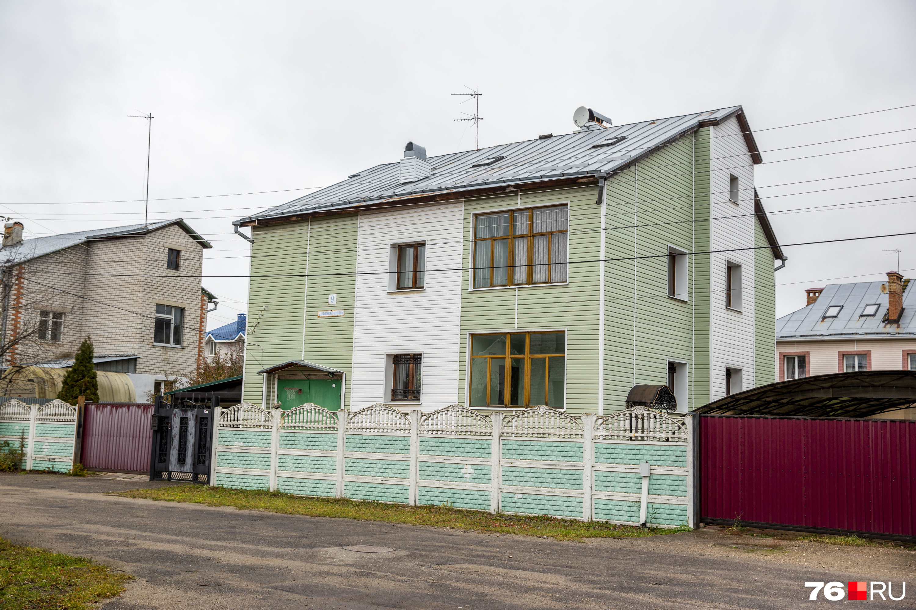 Смесь многоквартирного дома и коттеджа, еще и неудачно обшитая сайдингом Смесь многоквартирного дома и коттеджа, еще и неудачно обшитая сайдингом