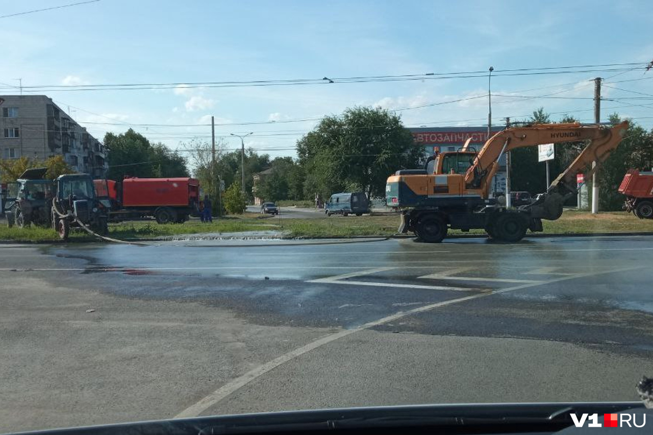 Аварийная волгоград. Авария на водопроводе. Происшествия Волгоград Красноармейский район за сутки. ДТП В Волгограде за сутки.