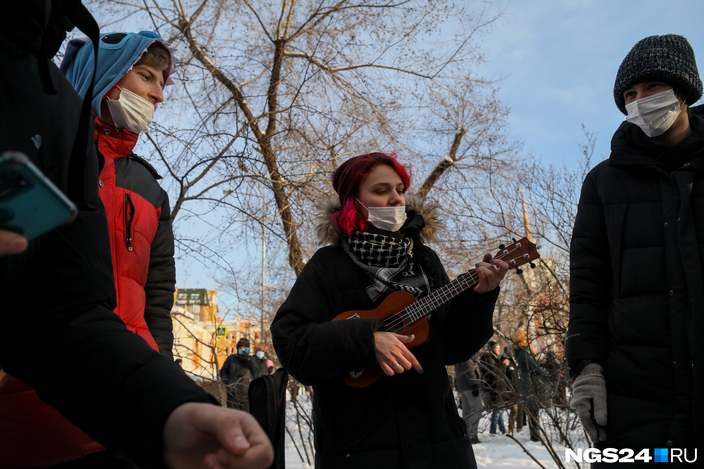 Некоторые ребята играют на укулеле — мы их еще встретим на площади Революции Некоторые ребята играют на укулеле — мы их еще встретим на площади Революции