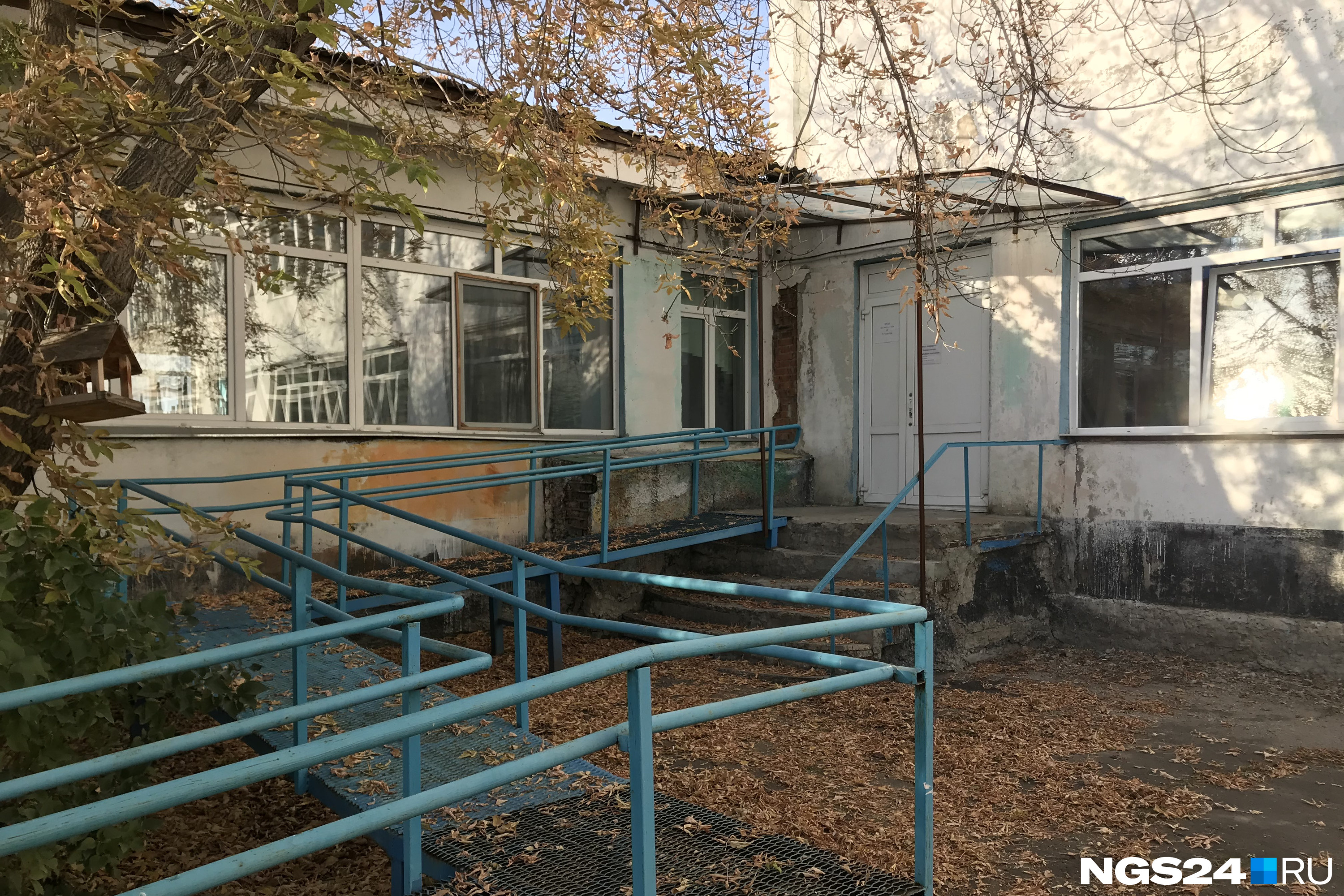 В школе № 2 был даже пандус для колясок В школе № 2 был даже пандус для колясок