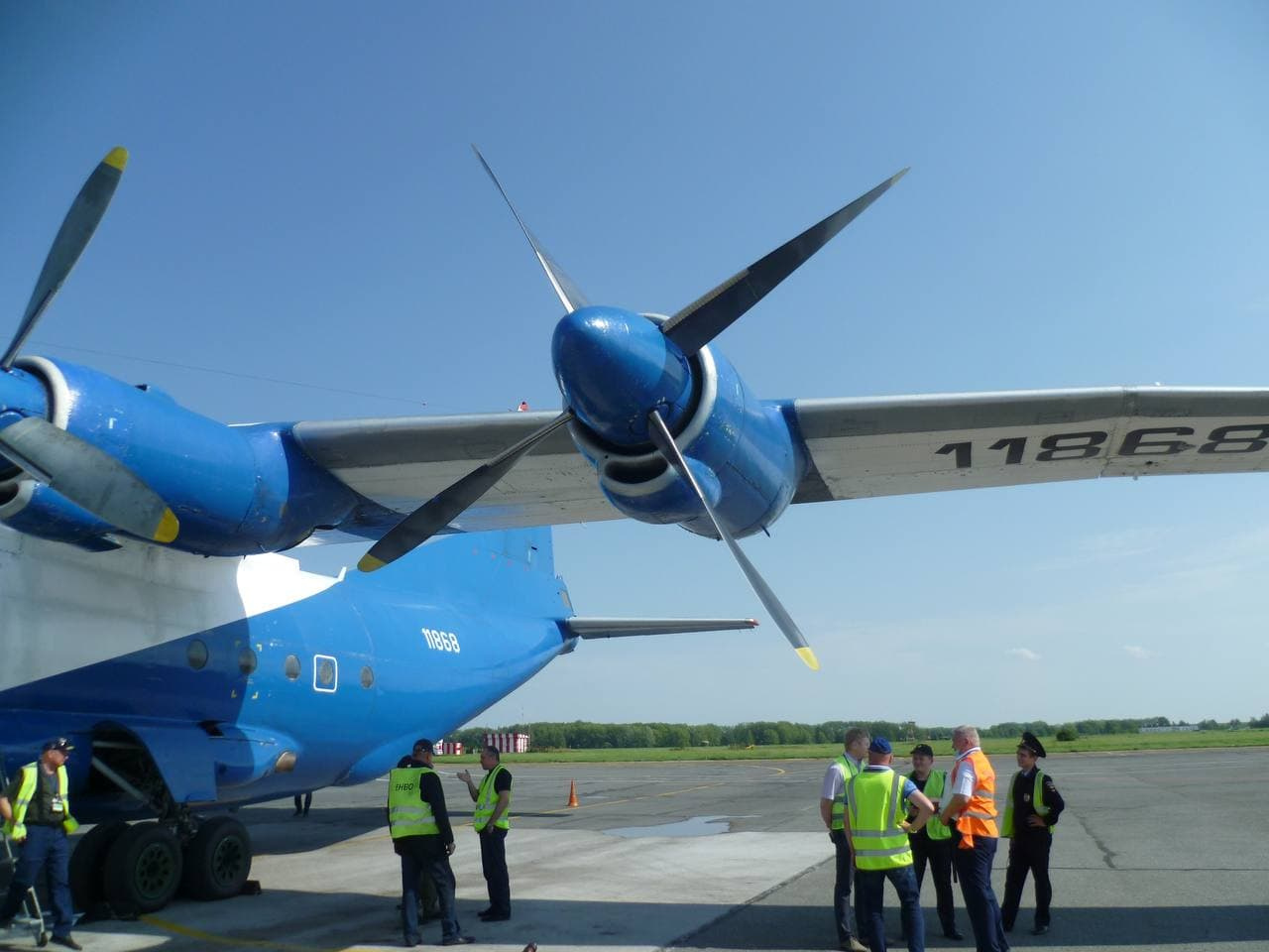 Самолет пермь. Самолет АН. Военно-транспортный самолёт Пермь. АН 12 Омск. Самолет с 12 двигателями.