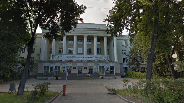 Ошибки прошлого: ремонт аварийного общежития в центре Екатеринбурга остановили во второй раз