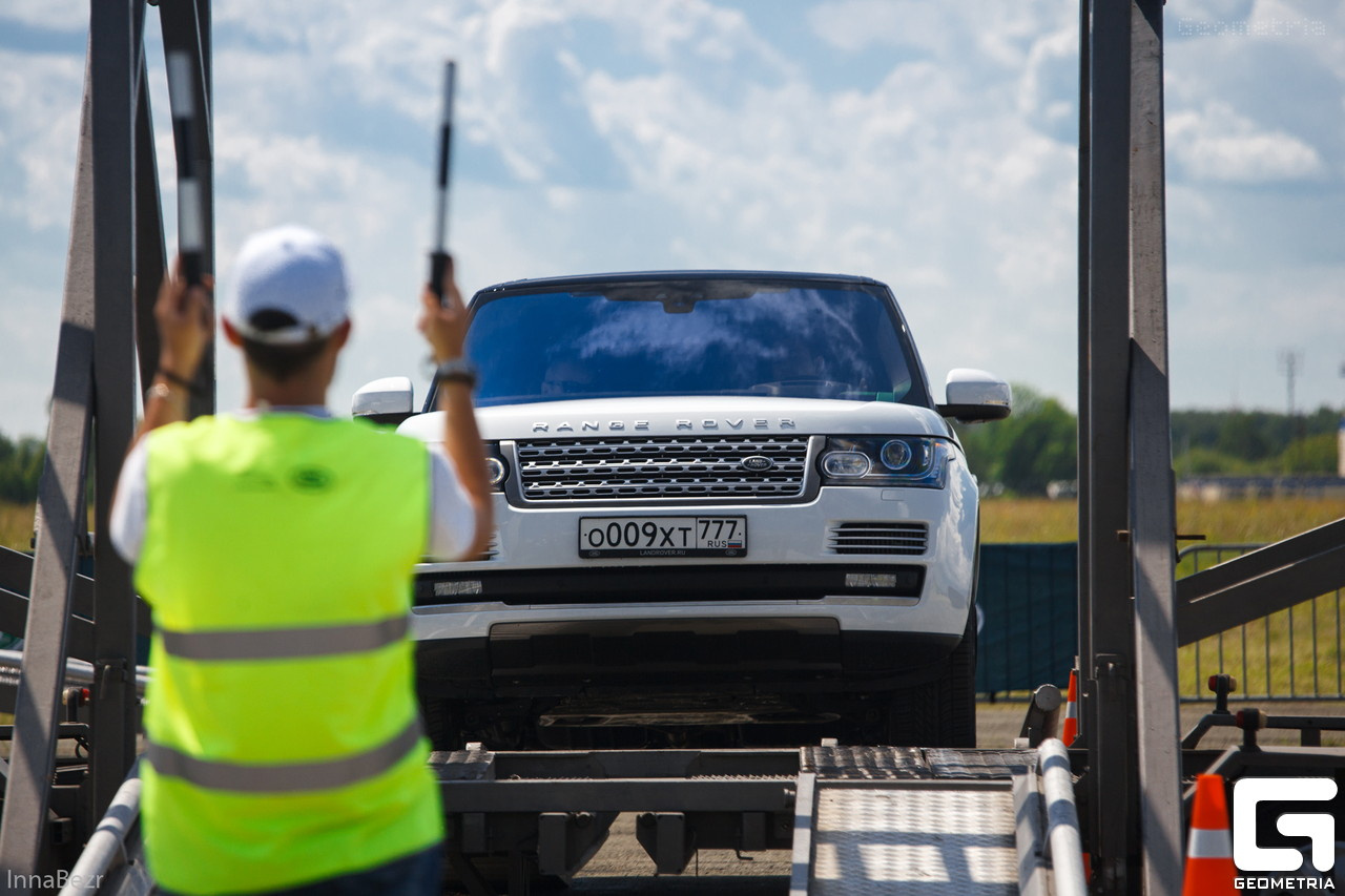 Гости мероприятия лично убедятся, как ведут себя модели Land Rover в диких условиях.<br />На фото — Road Show-2018