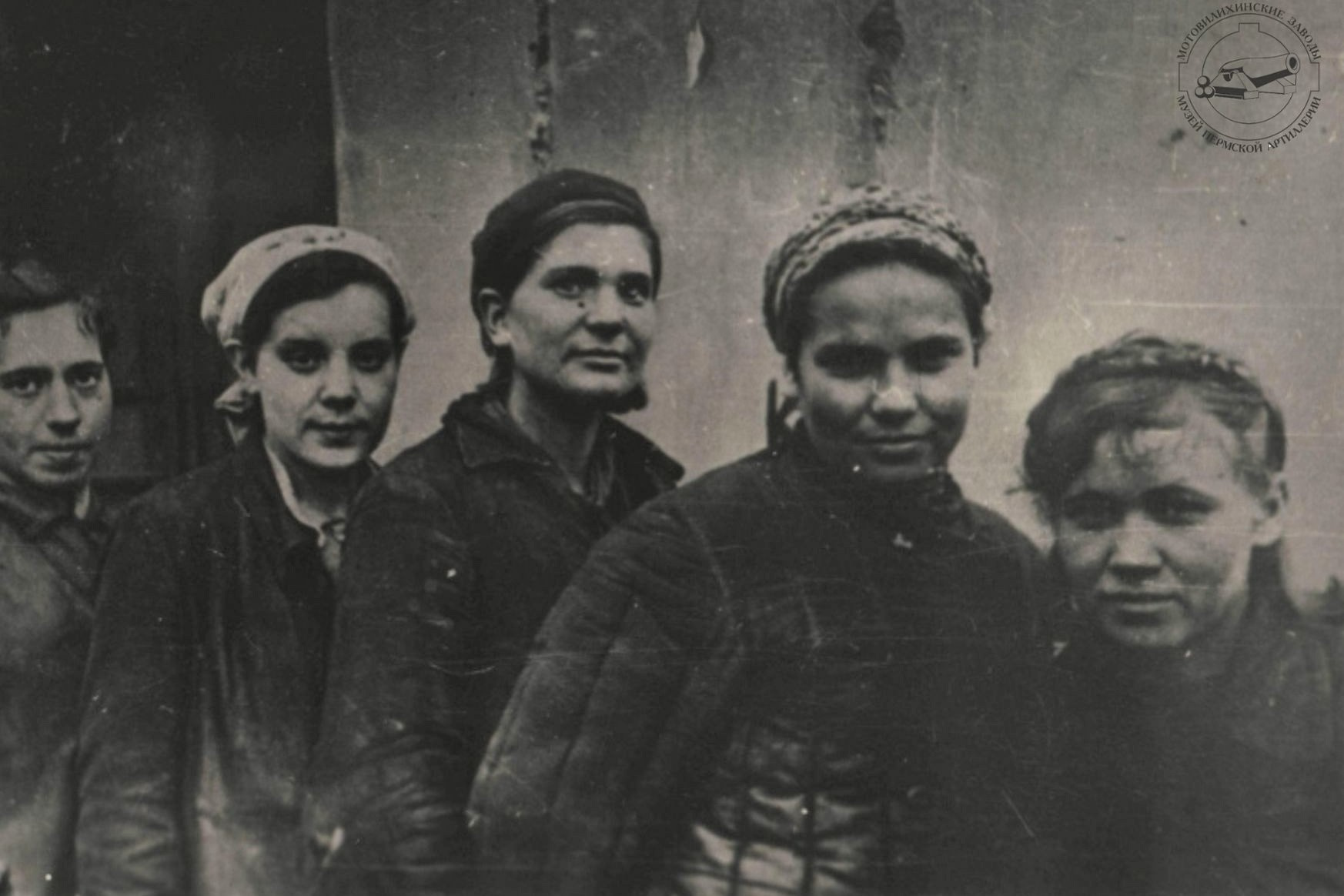 На заводе формировали женские фронтовые бригады: они брали повышенные обязательства и перевыполняли план на 200–300 процентов