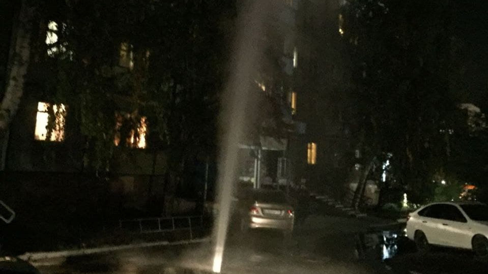 «Столб до девятого этажа»: на Северо-Западе Челябинска забил фонтан кипятка