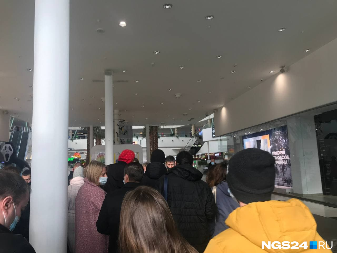 В «Планете» небольшая очередь из желающих пройти внутрь В «Планете» небольшая очередь из желающих пройти внутрь