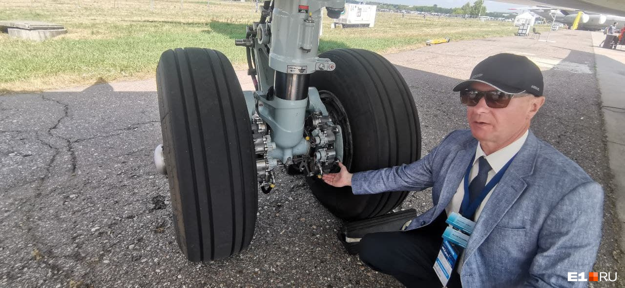Представитель Airbus показывает новые шасси с электродвигателями, которые тормозят самолет на взлетной полосе (на всех остальных — гидравлические тормоза). В шассийной группе много уральского титана Представитель Airbus показывает новые шасси с электродвигателями, которые тормозят самолет на взлетной полосе (на всех остальных — гидравлические тормоза). В шассийной группе много уральского титана