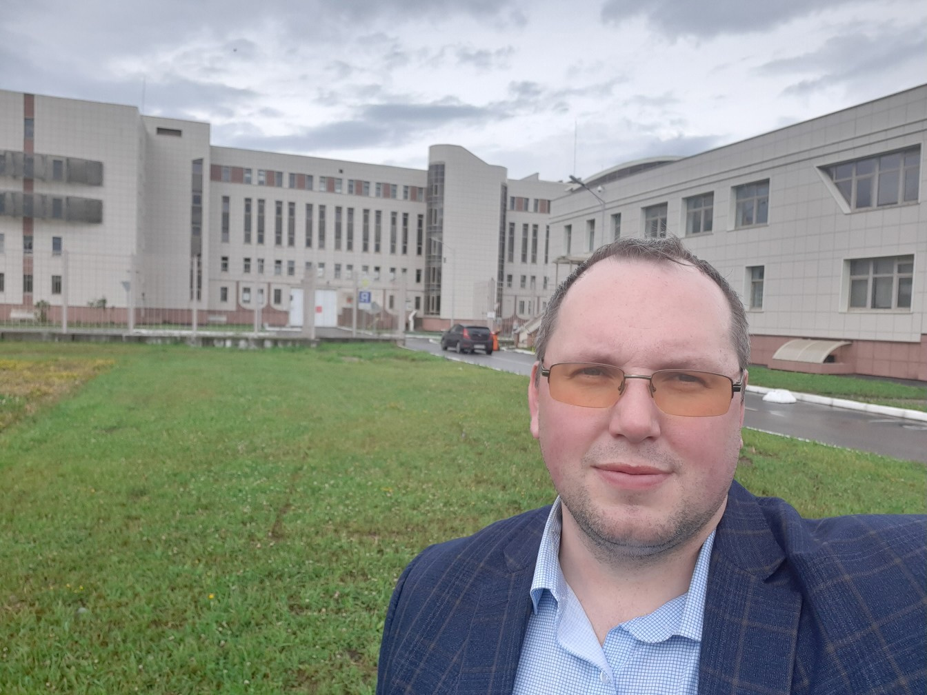 На фоне — СИЗО № 1 ФКУ УК УФСИН России по городу Санкт-Петербургу и Ленинградской области, которое называют «Кресты-2» На фоне — СИЗО № 1 ФКУ УК УФСИН России по городу Санкт-Петербургу и Ленинградской области, которое называют «Кресты-2»