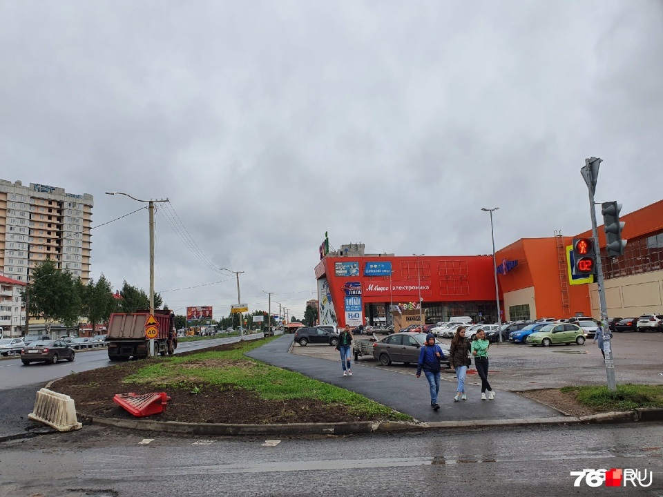 Сейчас на месте предполагаемой стройки — дорожка и газон Сейчас на месте предполагаемой стройки — дорожка и газон