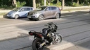 В Новосибирске мотоциклист врезался в трамвай и убежал с места аварии