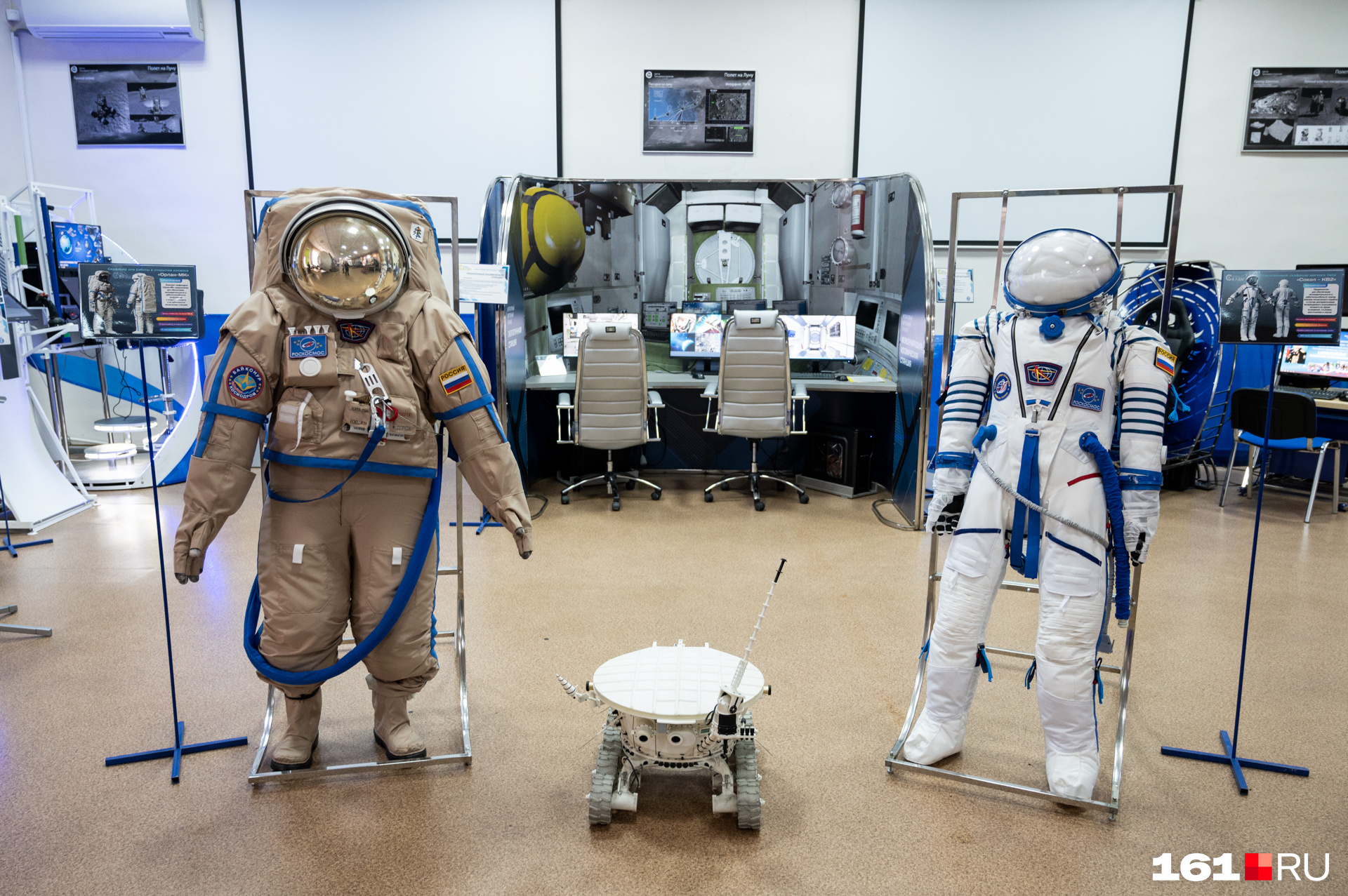 Скафандр слева — для выхода в открытый космос, справа — для нахождения на борту корабля во время взлета и посадки