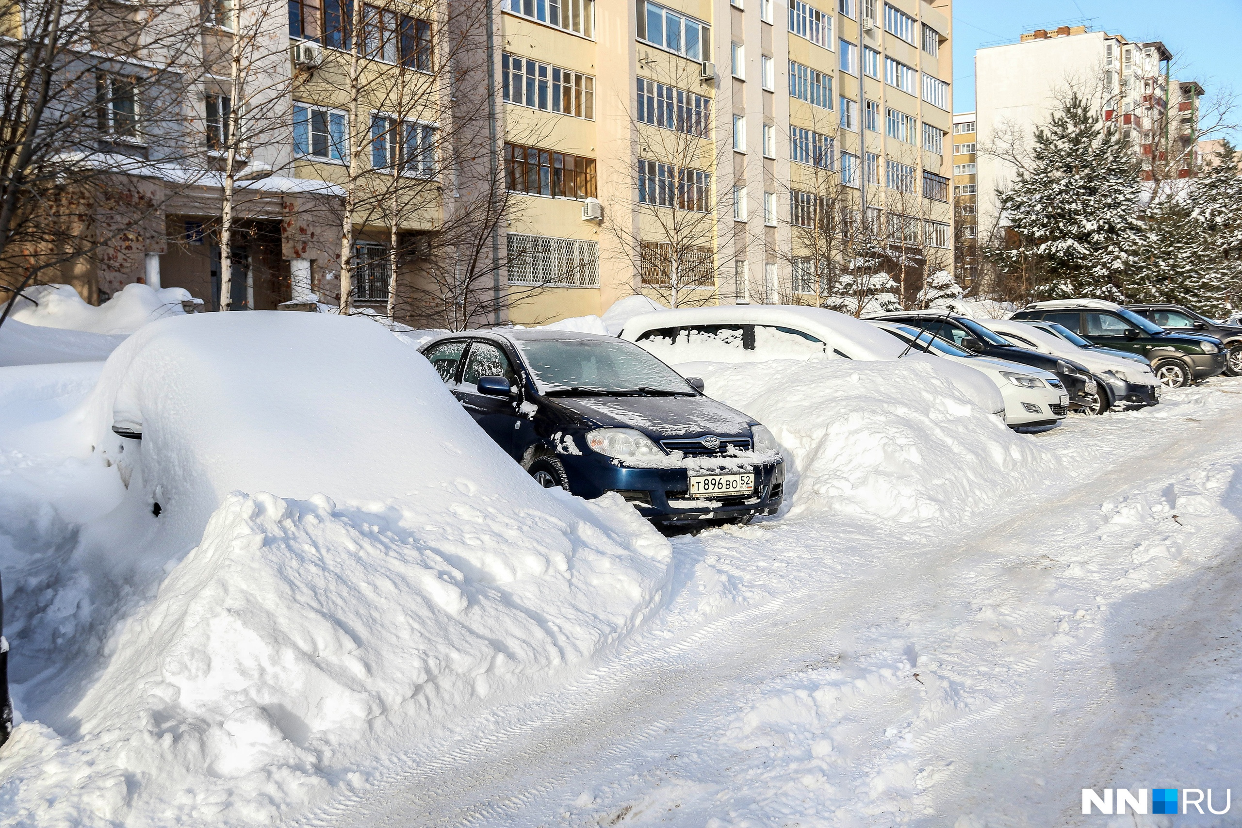 Типичная парковка зимой на улицах Нижнего Новгорода 