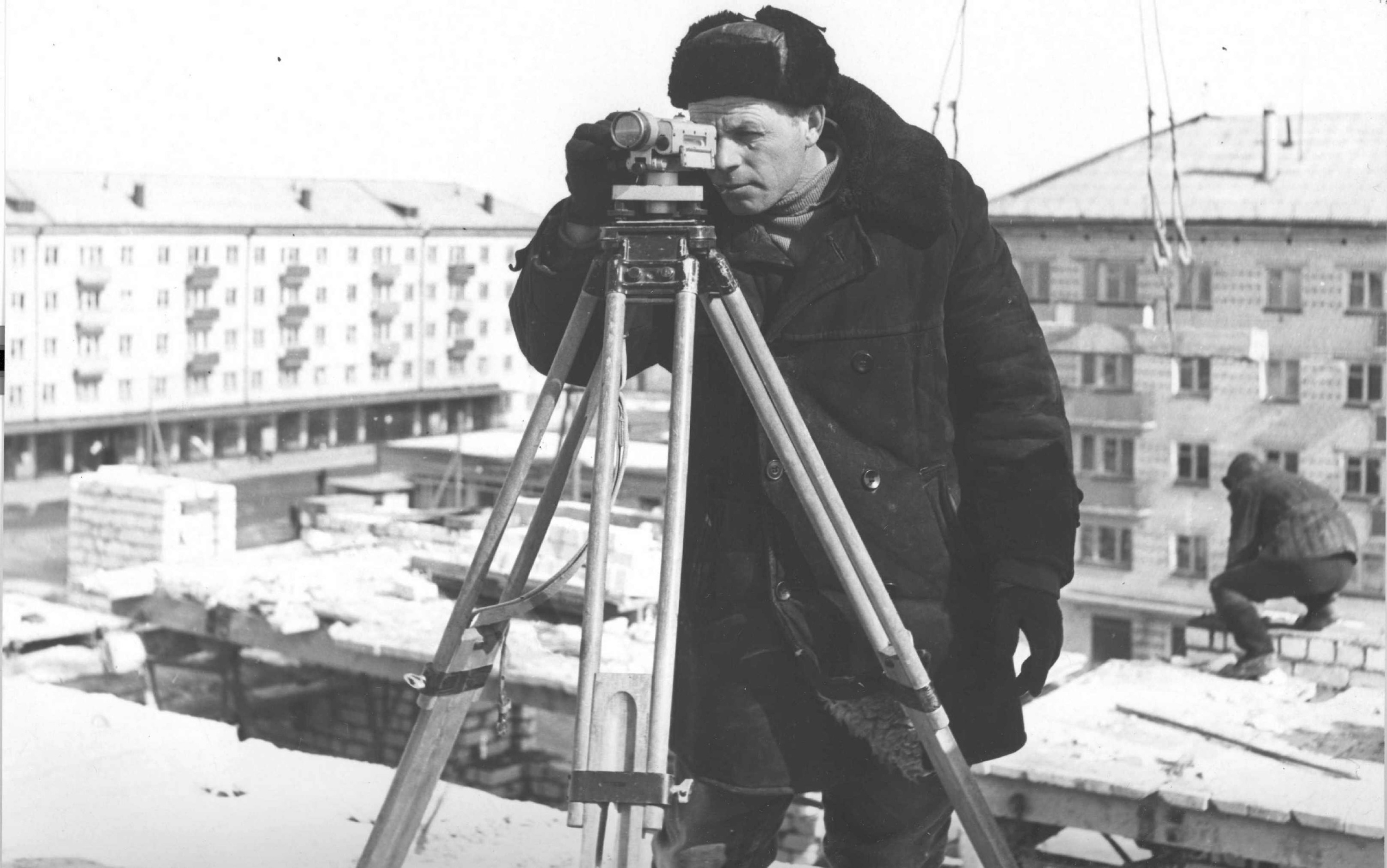 Бригадир бригады имени 50-летия ВЛКСМ Куйбышевгидростроя Александр Иванович Шторм на разметке осей строящегося высотного дома в Тольятти, 1971 год Бригадир бригады имени 50-летия ВЛКСМ Куйбышевгидростроя Александр Иванович Шторм на разметке осей строящегося высотного дома в Тольятти, 1971 год