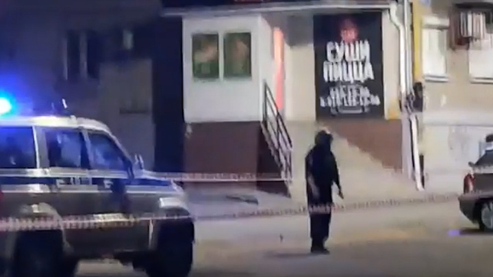 Силовики оцепили магазин в центре Челябинска