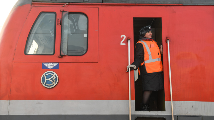Поезда из Екатеринбурга впервые в истории начали водить женщины. На каких рейсах их можно встретить