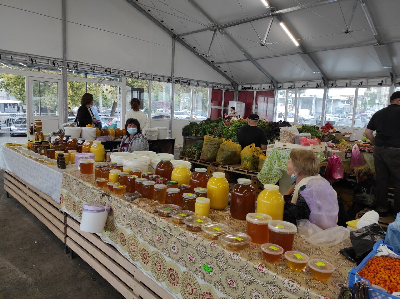 Мед и молочку продают в отдельном шатре
