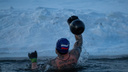 Сутки в ледяной воде: новосибирские моржи проводят заплыв в память о военном герое — 16 морозных фото
