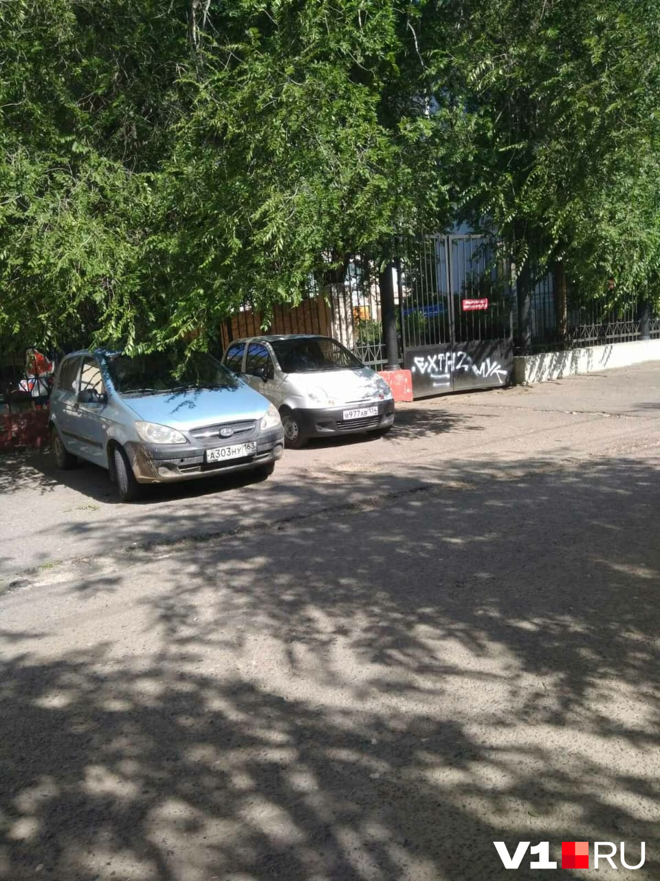 А на тротуаре-то камер нет!