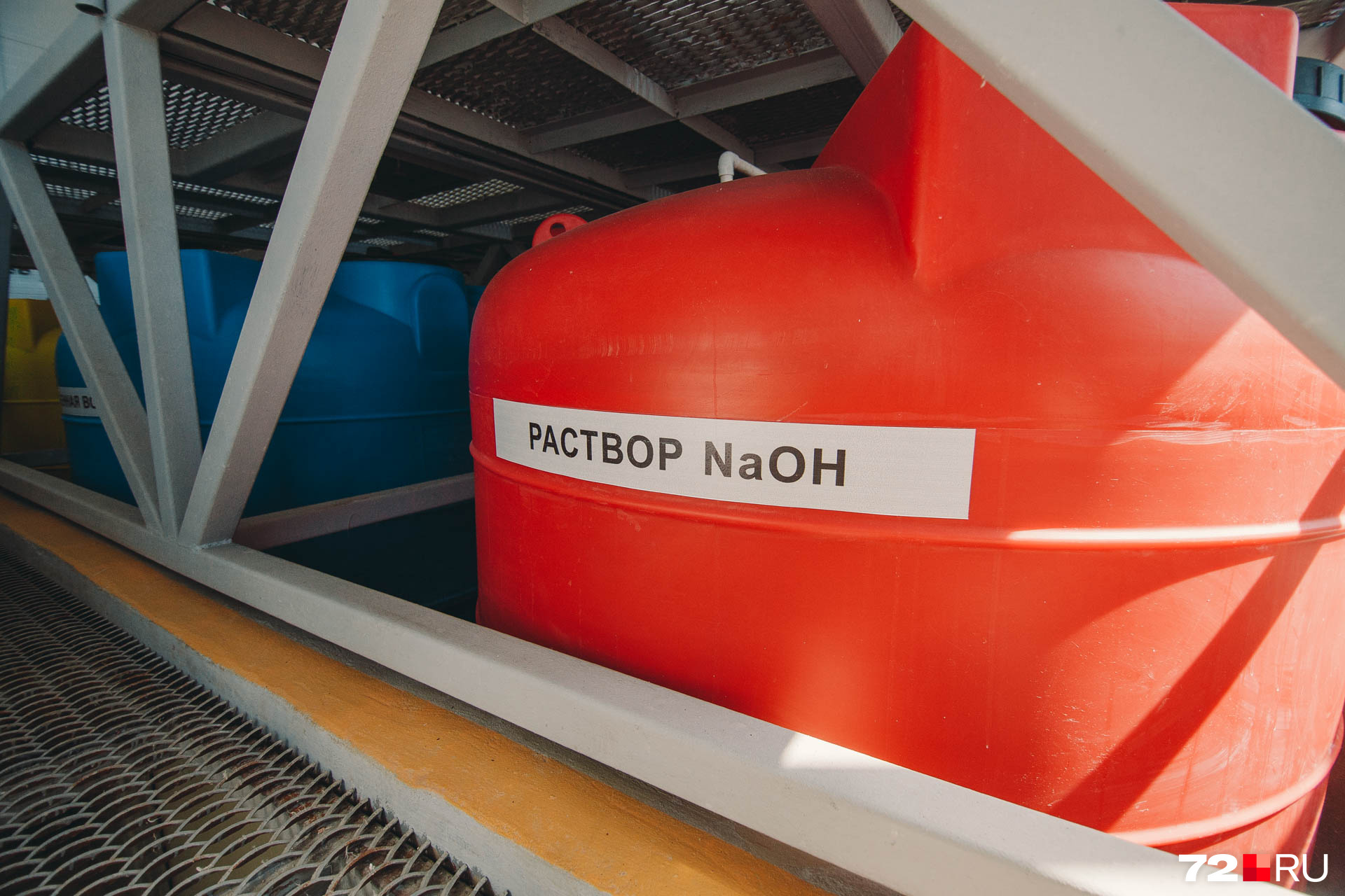 Огромные колбы с растворами находятся в производственных цехах водозабора Огромные колбы с растворами находятся в производственных цехах водозабора