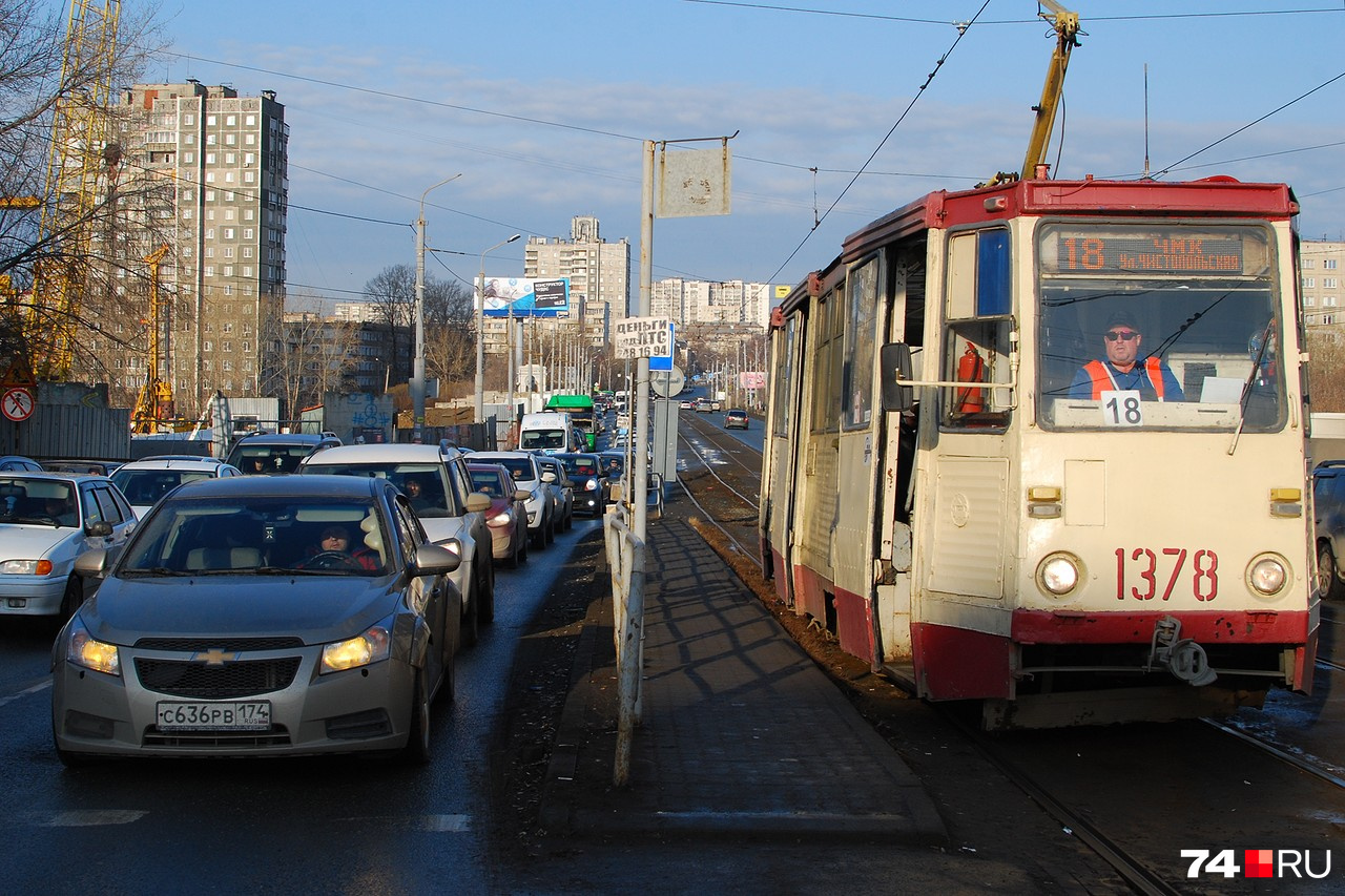По Ленинградскому мосту проходят <nobr class="_">3 трамвайных</nobr> и <nobr class="_">14 автобусных</nobr> маршрутов. Для трамваев, идущих по Российской со стороны ЧГРЭС, организуют левый поворот на проспект Победы в сторону Артиллерийской