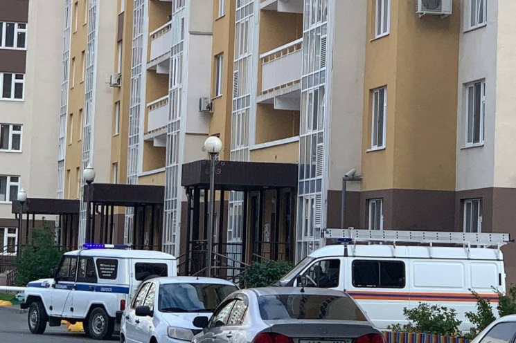 Экстренные службы — полицейские и спасатели — находились внизу и, по словам очевидцев, уговаривали девушку вернуться в помещение Экстренные службы — полицейские и спасатели — находились внизу и, по словам очевидцев, уговаривали девушку вернуться в помещение