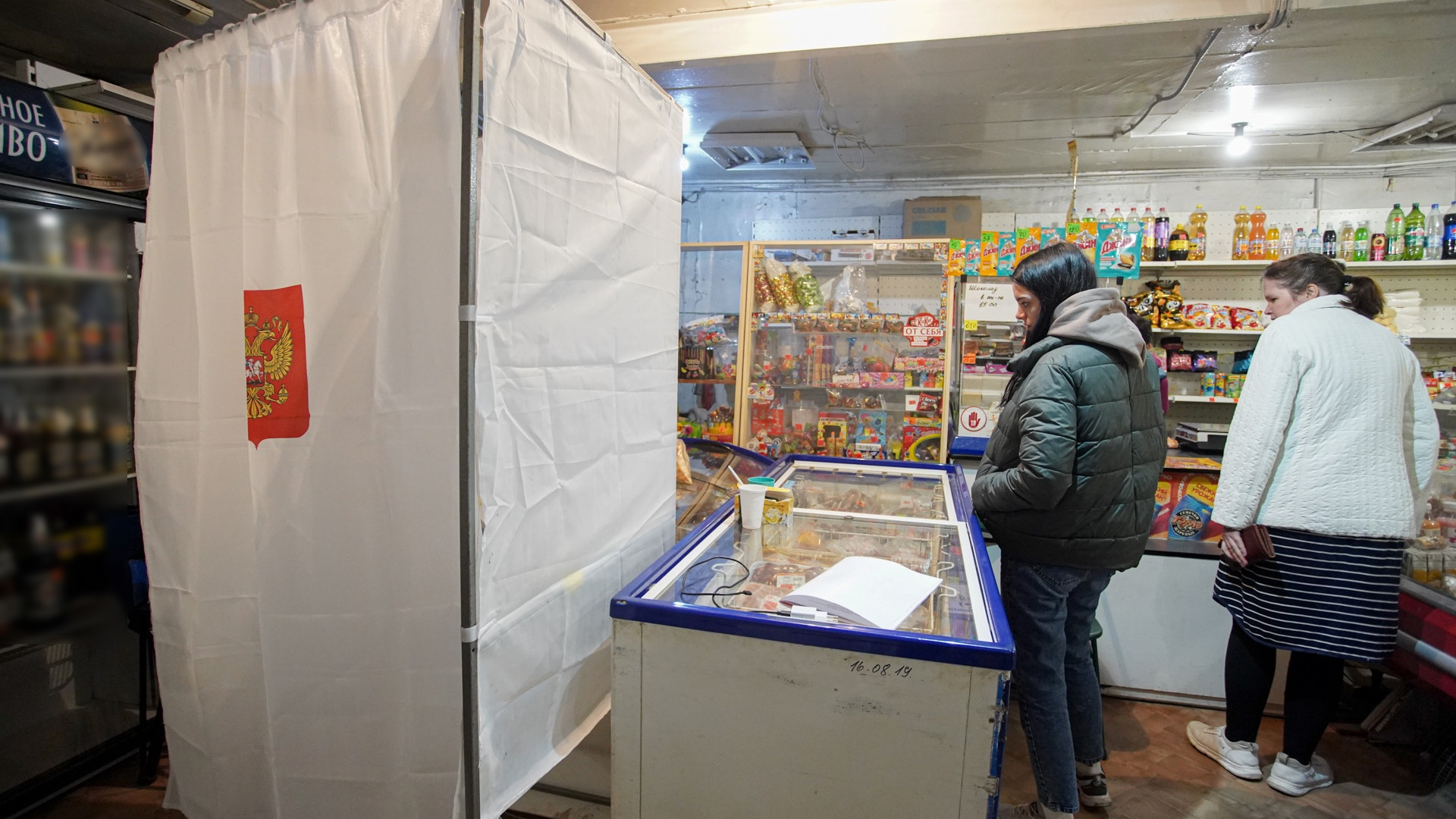 В окружении бутылок и котлет: магазин в пригороде Челябинска превратили в избирательный участок