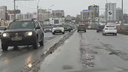 Ямы и камни: новосибирец снял на видео разрушенный асфальт на Коммунальном мосту