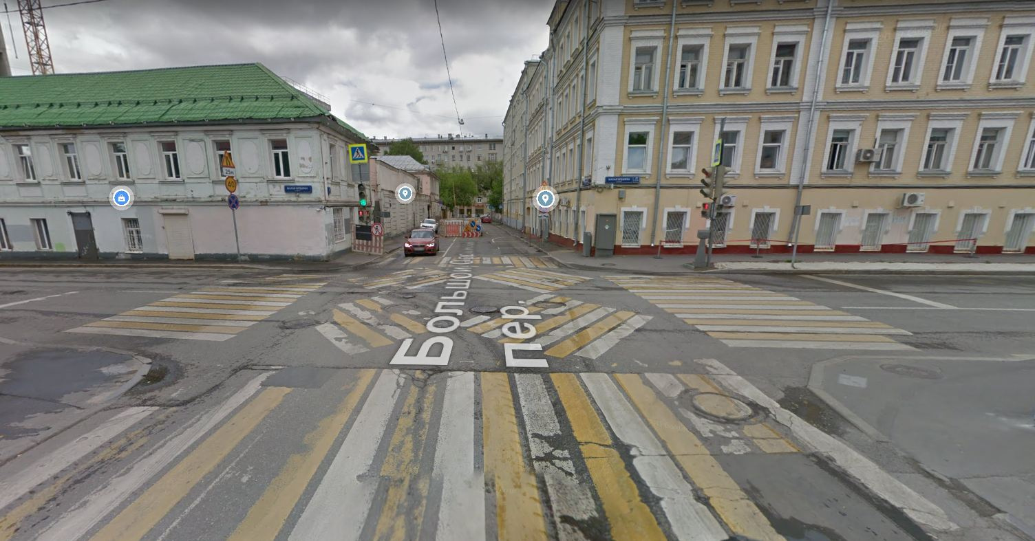 Москва, пересечение улицы Малая Ордынка с Большим Ордынским переулком. Во время зеленой фазы пешеходы могут ходить во всех направлениях