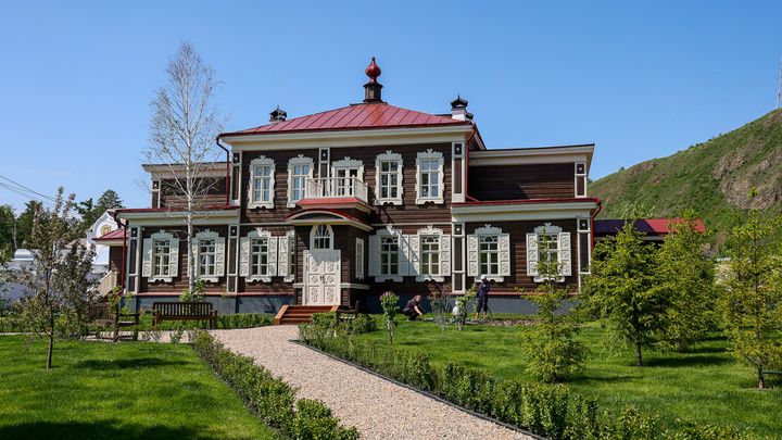 Школа-коммyна, дом отдыха, а теперь музей: в Красноярске открыли после реставрации летний дом архиерея