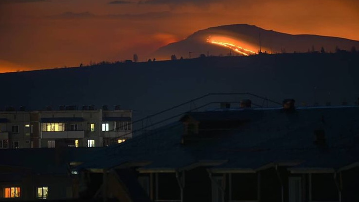 Сезон пожаров начался: огонь вплотную подобрался к деревне под Минусинском