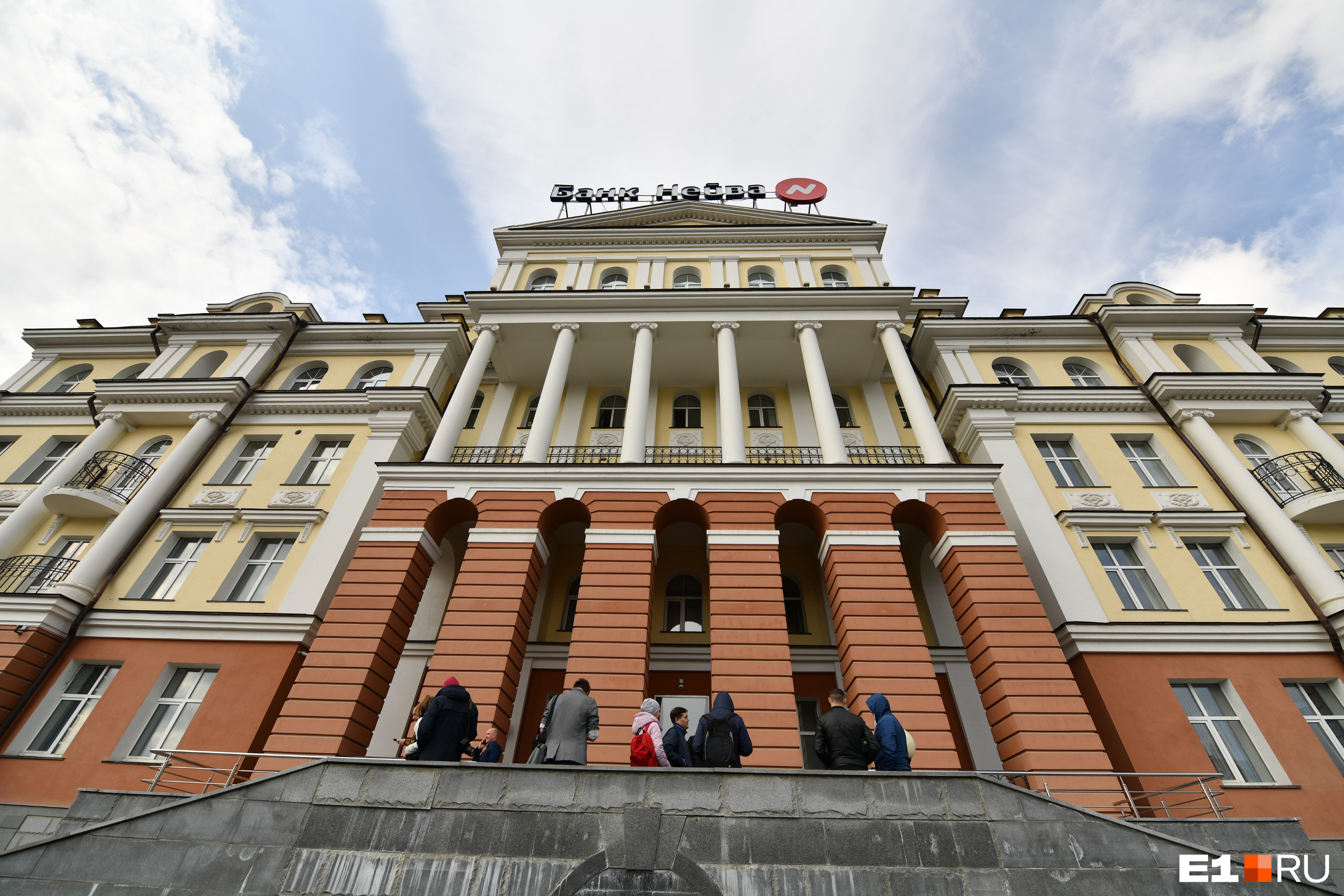 В Екатеринбурге продали «офис-дворец» с колоннами. Покупателя на него искали три года