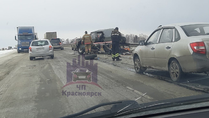 УАЗ попал под два грузовика на трассе «Сибирь» под Красноярском. Двое человек пострадали