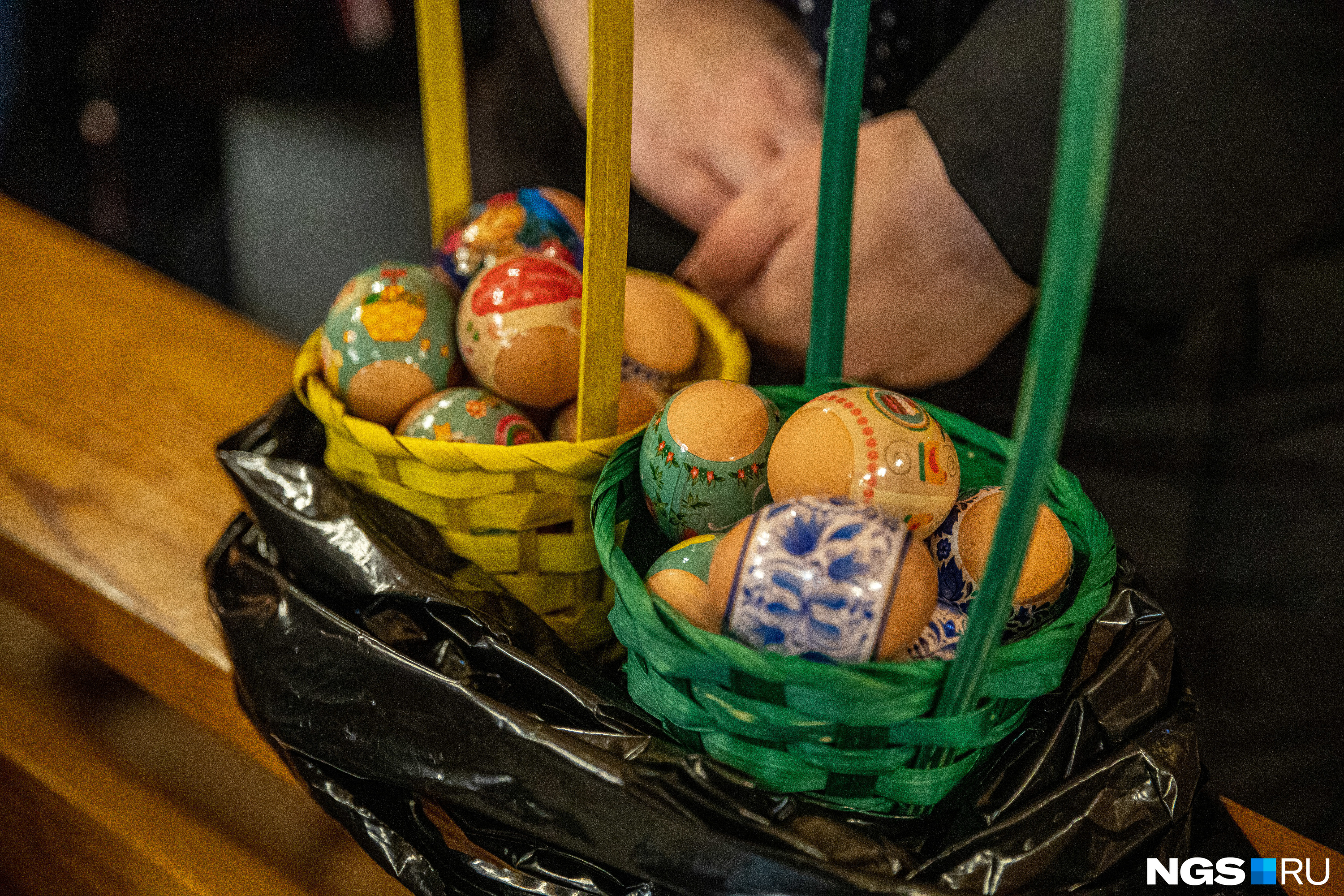 Как и в православной церкви, прихожане-католики приносят яйца и куличи для освящения