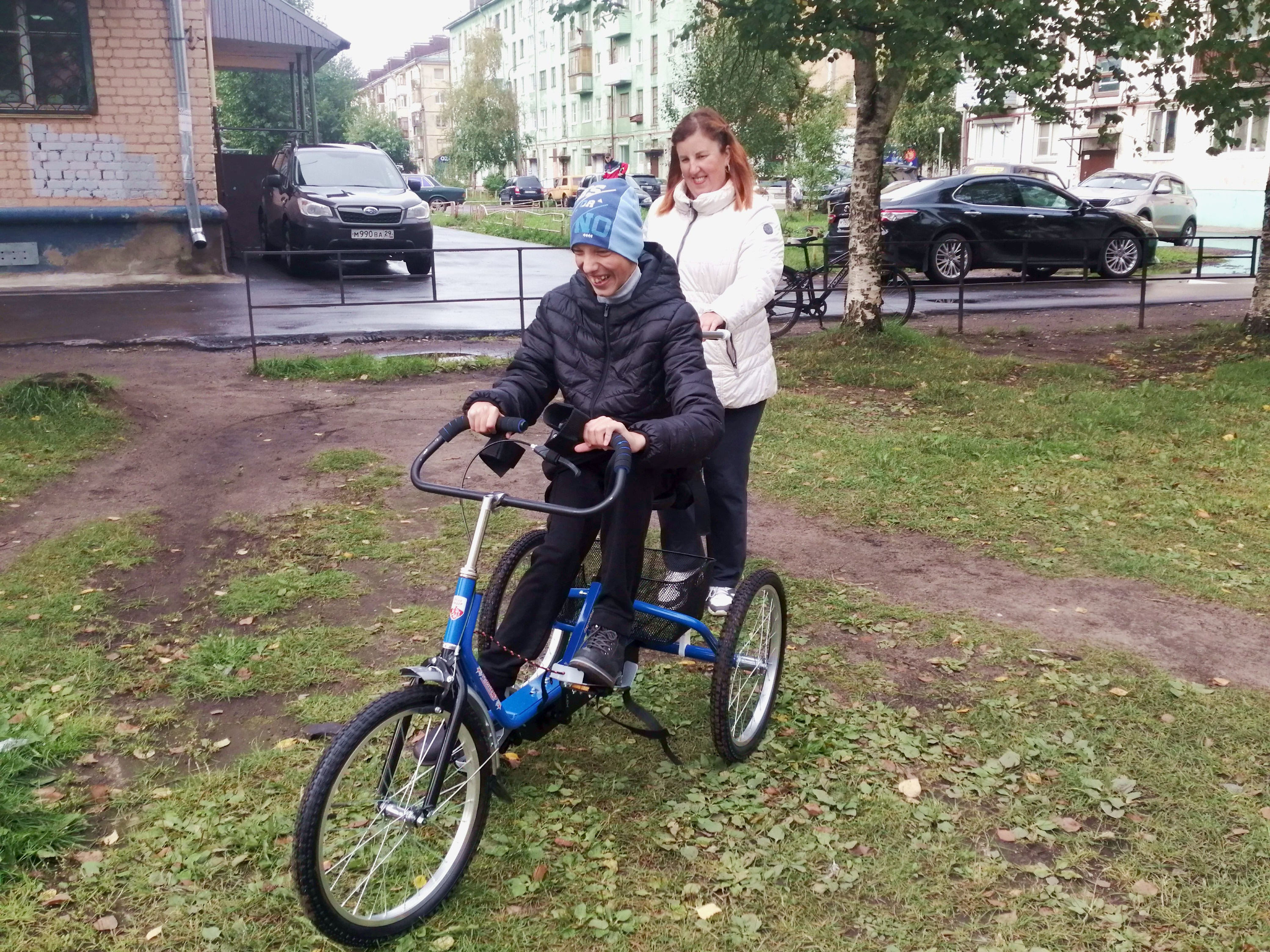 Егор быстро освоился с велосипедом и радостно ездил рядом с домом