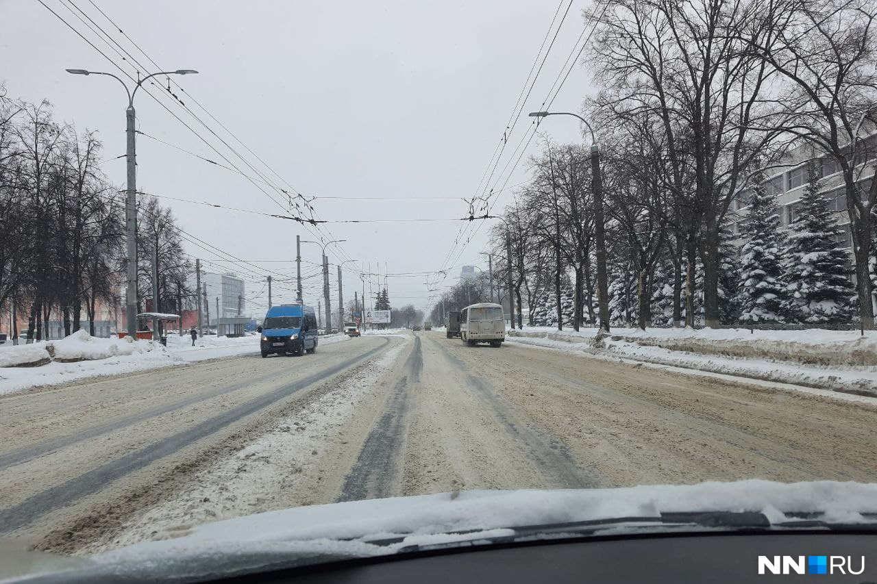 Сегодня на проспекте Ленина у аллеи Славы лишь очень грязная колея Сегодня на проспекте Ленина у аллеи Славы лишь очень грязная колея