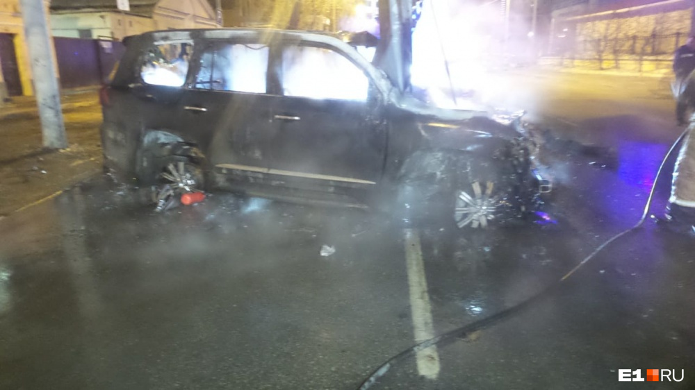 Lexus врезался в столб и загорелся