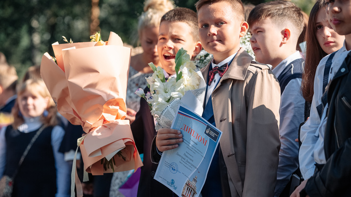От одной розы до роскошной корзины: смотрим, какие букеты кемеровские школьники принесли на 1 Сентября