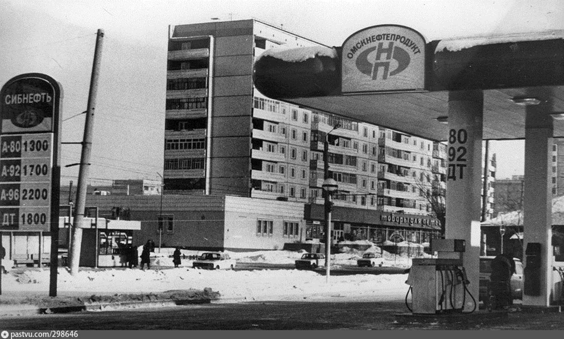 Кроме того, что АЗС еще была «Сибнефти», у дома <nobr class="_">№ 109</nobr> на <nobr class="_">10 лет</nobr> Октября был магазин с товарами для детей, а нынешняя остановка «6-я Линия» располагалась немного в другом месте Кроме того, что АЗС еще была «Сибнефти», у дома <nobr class="_">№ 109</nobr> на <nobr class="_">10 лет</nobr> Октября был магазин с товарами для детей, а нынешняя остановка «6-я Линия» располагалась немного в другом месте