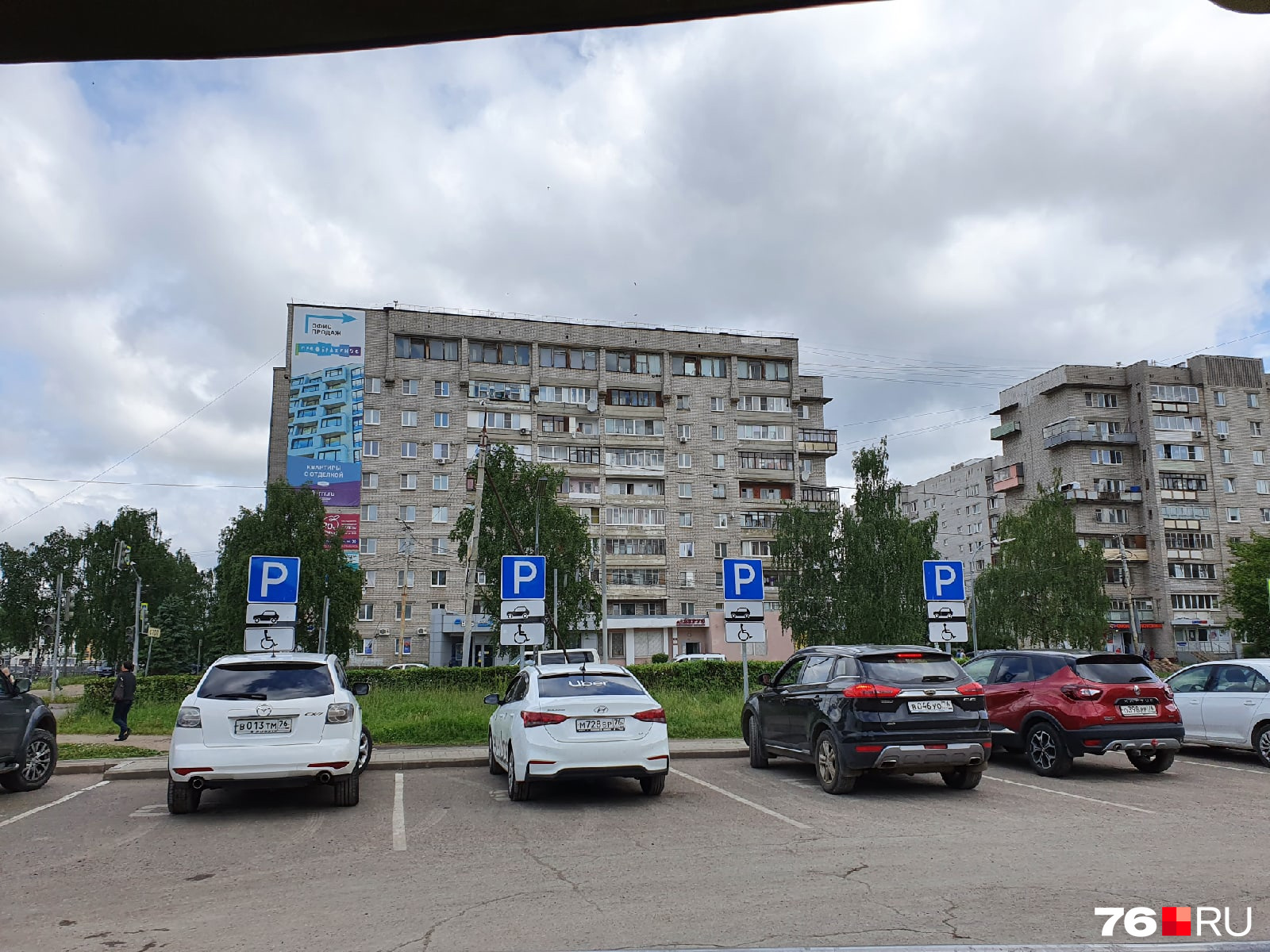 8 июня 2021 года в 12:39 — парковка у «Макдоналдса» в Заволжском районе. Сколько настоящих инвалидов вы видите?