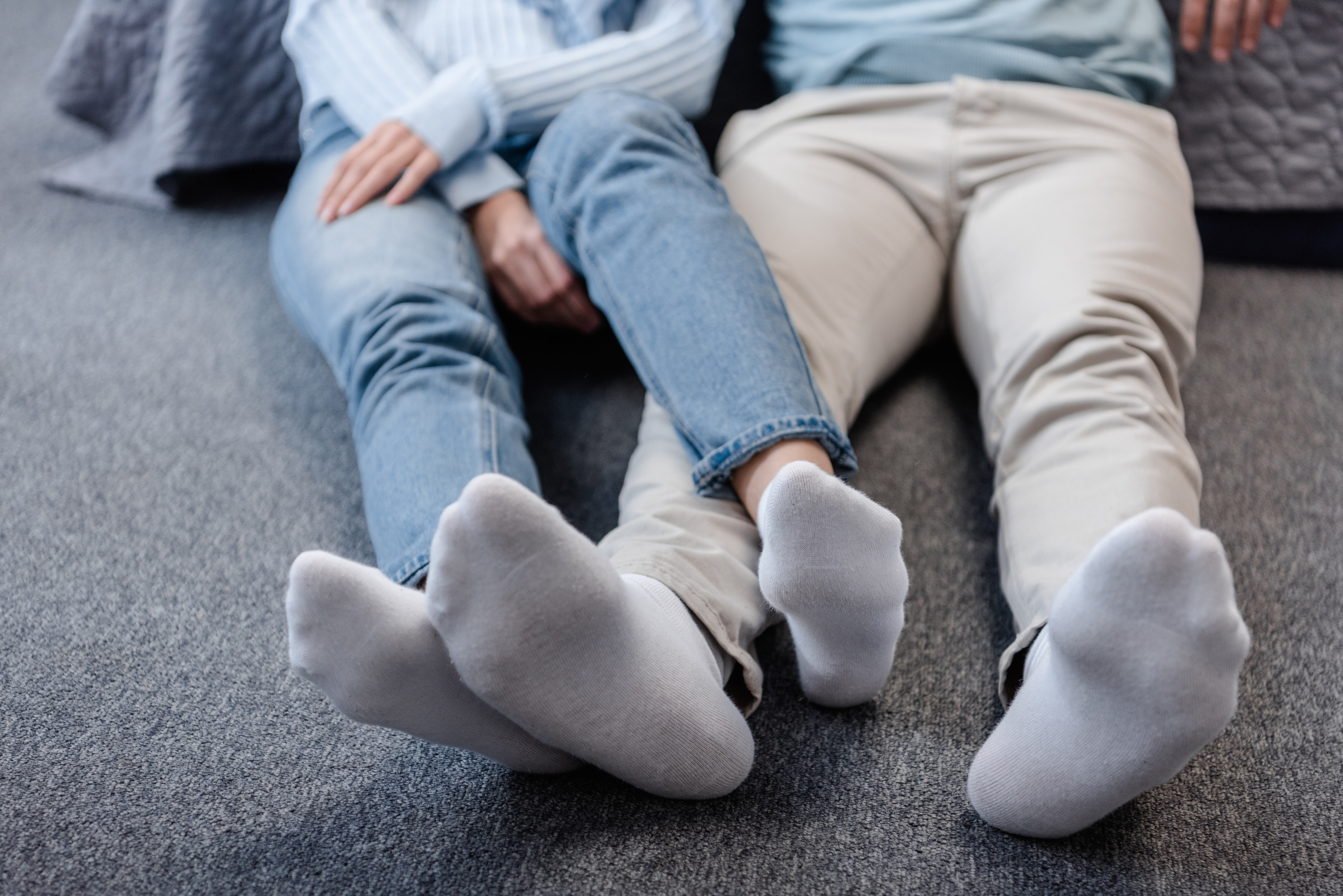 Couples feet. Связанный человек в белых носках на кровати. Couple feet. Alpha couple feet. Фото ног девушек в кровати.