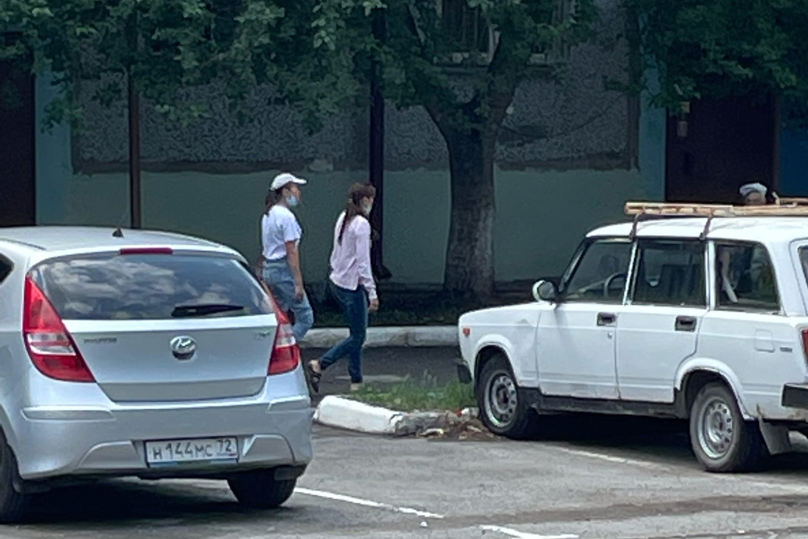 Мама Насти — женщина в белой кепке Мама Насти — женщина в белой кепке