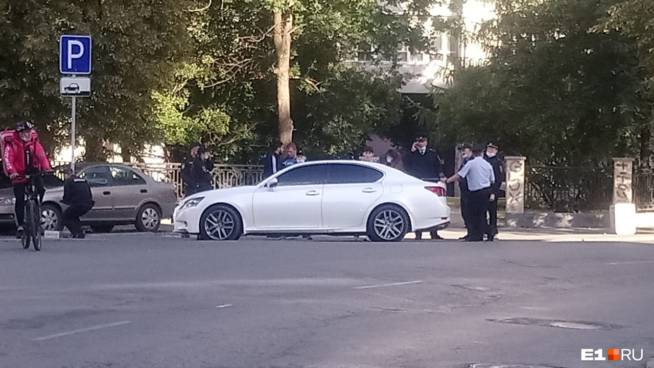 На багажнике машины силовики осматривают пистолет На багажнике машины силовики осматривают пистолет
