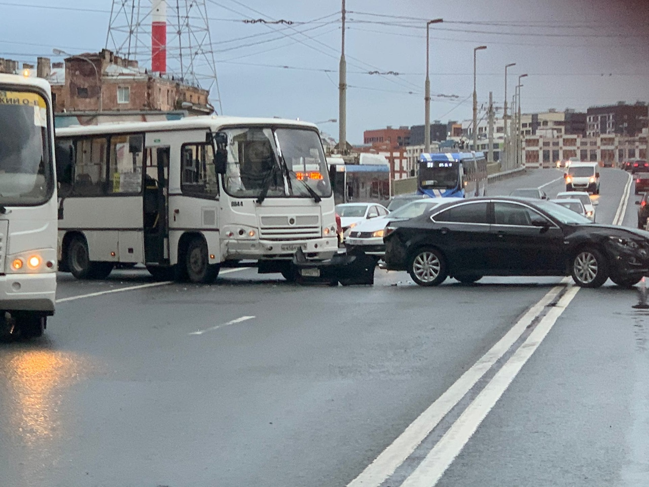 ДТП у Кантемировского моста попало на видео: торопливый седан пнул машину и  подставился под автобус - 23 мая 2021 - ФОНТАНКА.ру