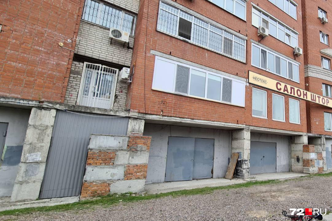 Эта крохотная дверь на высоте второго этажа и есть центральный вход в реабилитационный центр Эта крохотная дверь на высоте второго этажа и есть центральный вход в реабилитационный центр