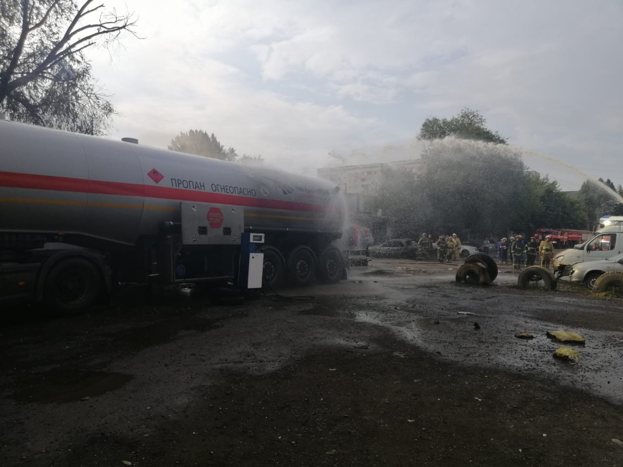 Сотрудники МЧС охлаждали прицеп грузовика с топливом, чтобы он не загорелся