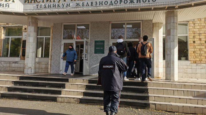 В Красноярском железнодорожном институте усилили охрану. В соцсетях пишут о готовящейся резне